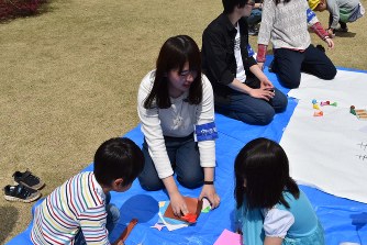 大学倶楽部・産業能率大：緑地で５８人が折り紙やお絵かき　子どもの遊びを支援するワークショップを開催