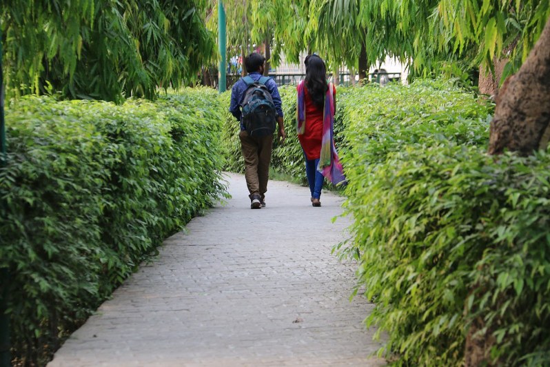 インド：北部州、性犯罪防止へ公園巡回　「ロミオ取り締まり隊」不評　密会カップル「人権侵害だ」 – 毎日新聞