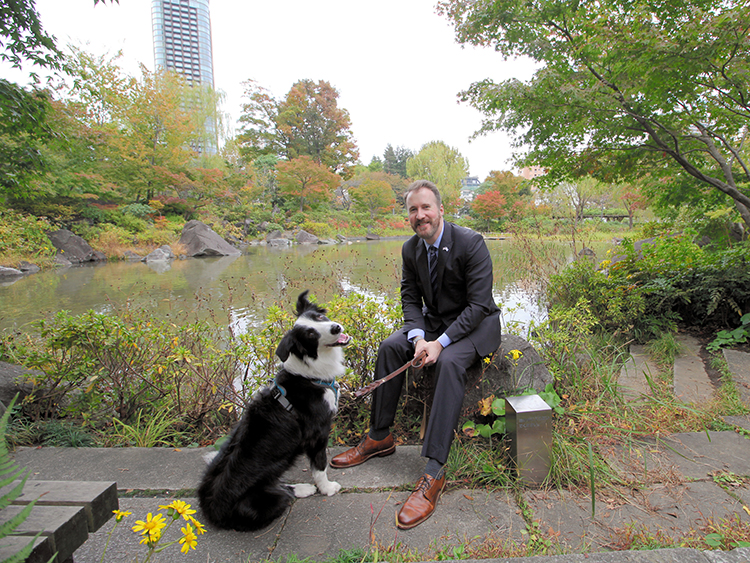 都心の公園で日本を知る米大使館員　「秘策」は愛犬にあり：朝日新聞GLOBE＋